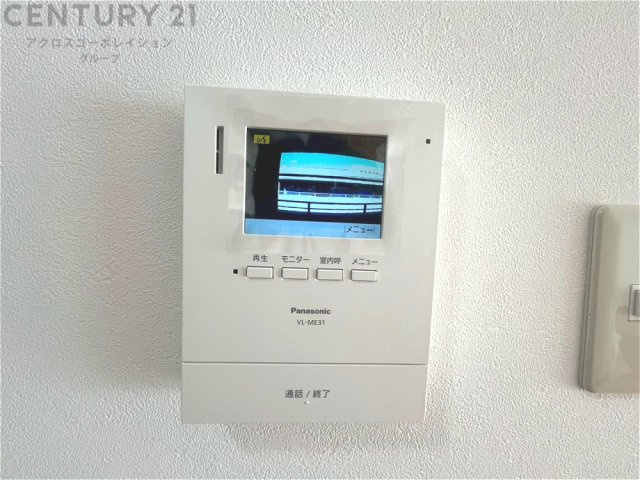 訪問者が来たときにテレビ画面で確認できるため、安心してドアを開けられます。録画機能があるものもあり、留守中に来訪者を記録しておくことができます。利便性が高く、セキュリティ面でも安心です。