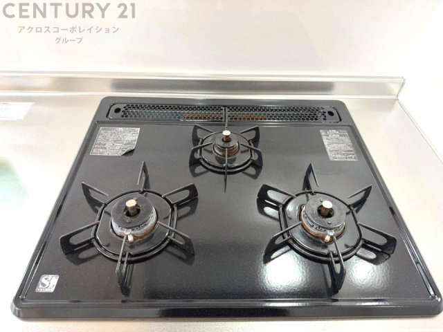 多数の調理器具を同時に使用でき、料理の効率化が可能。省エネで節約になり、様々な料理スタイルに適応できます。また、火力調整が独立しており、手入れや掃除もしやすく、今よりもっとお料理が楽しくなるかも。