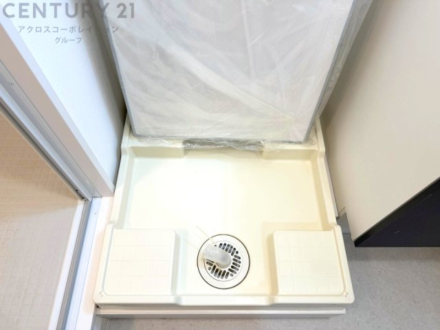 洗濯物の仕分け作業がしやすく、整理整頓が容易になります。洗濯音や湿気を他の部屋に持ち込まず、生活環境を快適に保ちます。上部を活用すれば収納スペースを確保でき洗剤や洗濯用品の整理もしやすくなります。