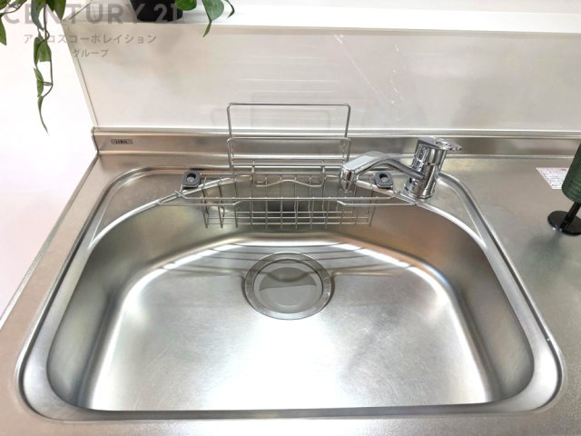 大きなシンクでお鍋などの大きな調理器具を洗う際にも便利です。　
