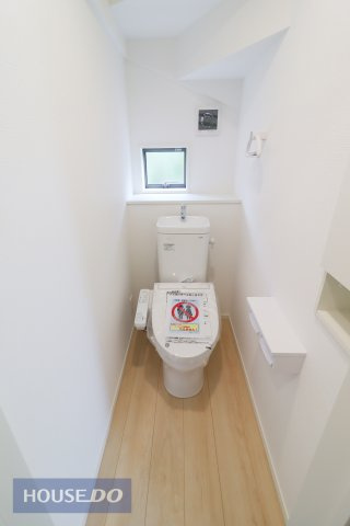 窓付きのトイレスペース。換気環境も良好です。