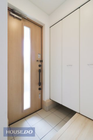 ゆったりと明るい玄関がご家族や来客をお出迎え。機能的な大型シューズボックスは長物もしっかりと収納できます。