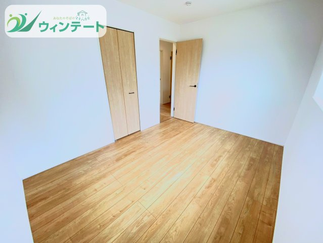未就学のお子様の成長に合わせて使える広々洋室。落ち着いた空間で集中力が高まるかも！