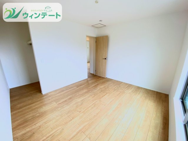 洋室は窓があり、明るく開放的な印象。収納も備えた便利な空間で、使い勝手の良い設計です。