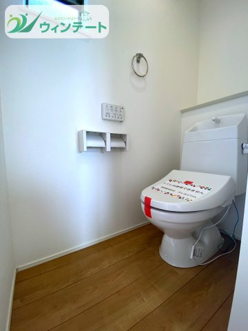 使い勝手の良い温水洗浄便座付きトイレ。明るく清潔感のある空間で快適にご使用いただけます。