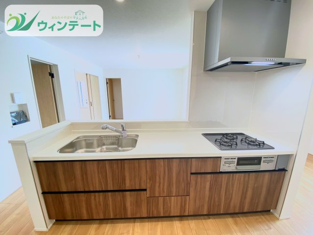 リビングとつながる対面キッチンは、家族の会話が弾む人気のスタイル。明るく清潔感のあるデザインです。