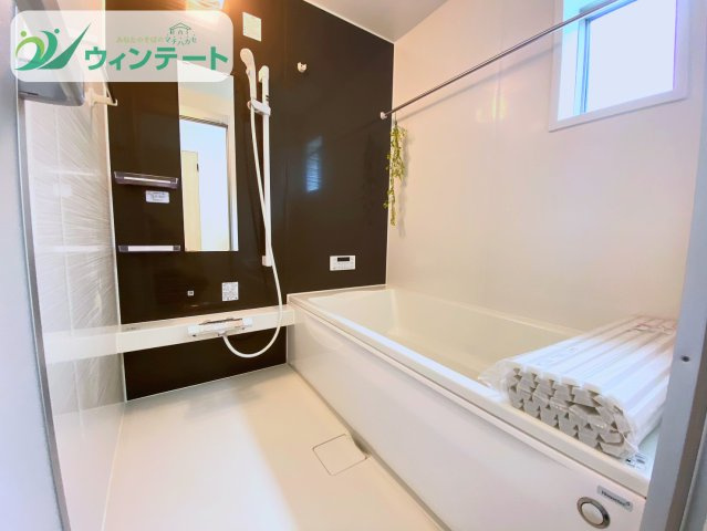 浴室暖房乾燥機付きで冬も暖かく、雨の日の洗濯にも便利。追い焚き機能も搭載し、いつでも快適な温度で入浴できます。