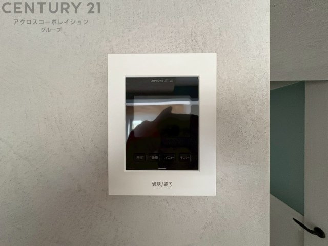 訪問者が来たときにテレビ画面で確認できるため、安心してドアを開けられます。録画機能があるものもあり、留守中に来訪者を記録しておくことができます。利便性が高く、セキュリティ面でも安心です。
