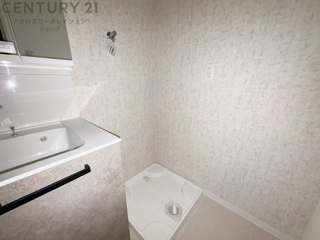 洗濯物の仕分け作業がしやすく、整理整頓が容易になります。洗濯音や湿気を他の部屋に持ち込まず、生活環境を快適に保ちます。上部を活用すれば収納スペースを確保でき洗剤や洗濯用品の整理もしやすくなります。