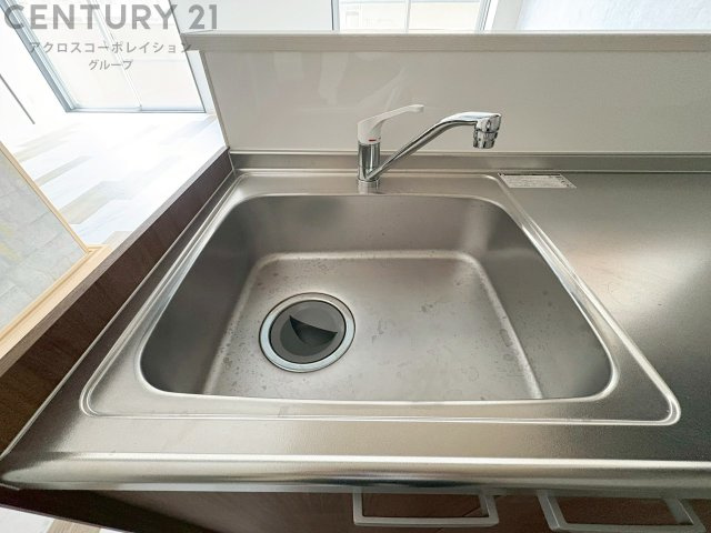大きなシンクでお鍋などの大きな調理器具を洗う際にも便利です。