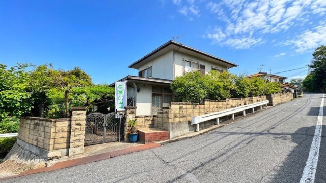 建物と前面道路との位置関係も確認しやすい一枚。緑豊かな植栽が住まいに彩りを添え昔ながらの住宅らしい趣を感じさせます。前面道路には傾斜があるため現地見学の際には周辺環境や道路状況もあわせてご確認ください