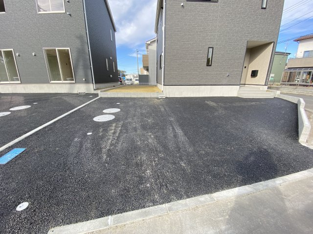 同施工　◆カースペースの写真です◆　陽当りの良い駐車場は週末の洗車も快適です♪お車の他にも、自転車をとめられそうなスペースもございます。　