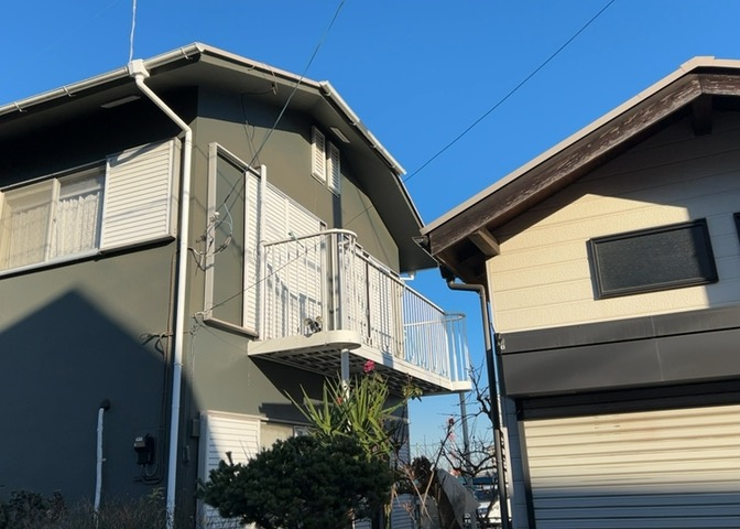 バルコニーは、建物内から室外へ楽に出入りできる便利なスペースです。また、バルコニーには手すりを付けることが義務付けられており、手すりの高さは110cm以上で施工することが建築基準法で定められています。