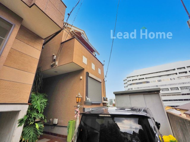 温かみのある外観デザインが魅力的！前面スペースからの出入りもしやすく毎日の移動が快適に行えます♪