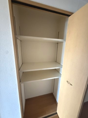 便利な廊下収納もございます♪