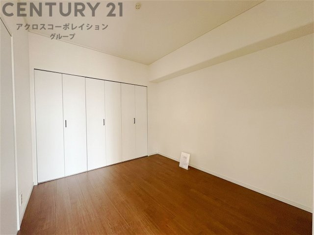 明るい色合いのフローリングとクロスを使用した洋室は家具やインテリアとも調和しやすく空間が広く感じられ開放感を生み出します。自然光を効果的に反射し、室内を明るく保つため、日中の照明使用を抑えられます。