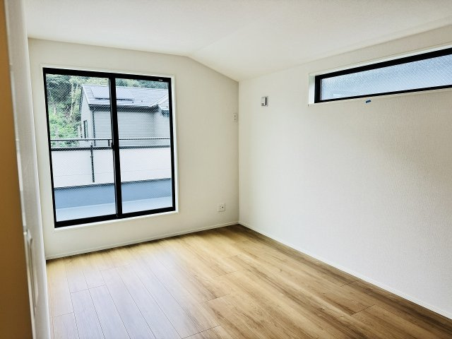 ～2階バルコニーに面している7.5帖の主寝室～