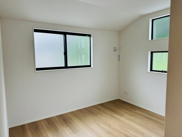 ～2階5.25帖の洋室　2面採光で明るく風通しの良いお部屋です～