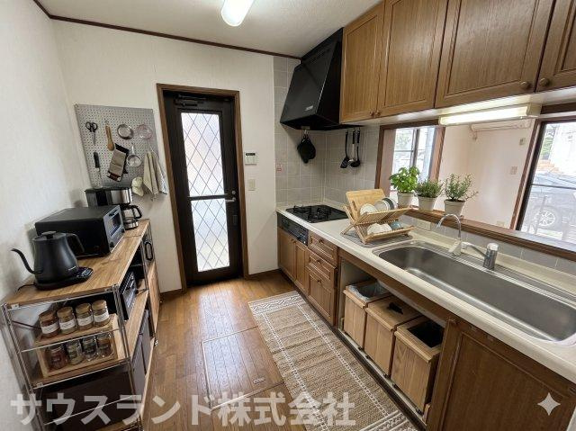 収納充実の吊戸棚やゴミ出しの時などに便利な勝手口など機能性が考慮されたキッチン。　※CGで家具作成しており、実際に現地には置かれておりません。また、価格に家具は含まれておりません。