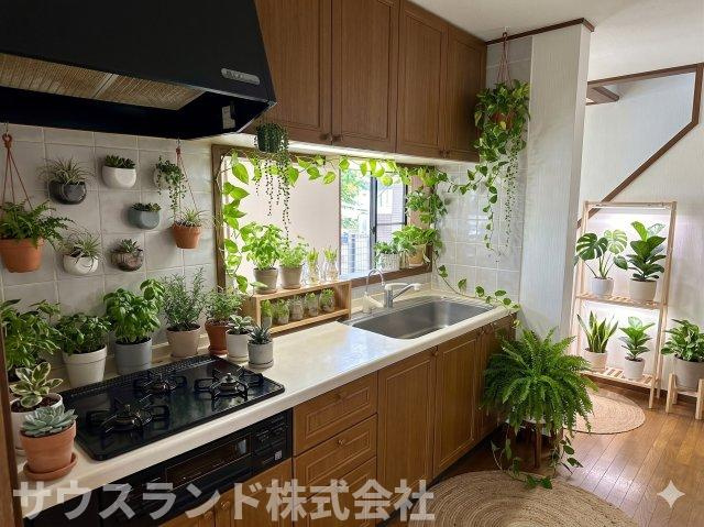コンパクトなキッチンで掃除もラクラク　※CGで家具作成しており、実際に現地には置かれておりません。また、価格に家具は含まれておりません。