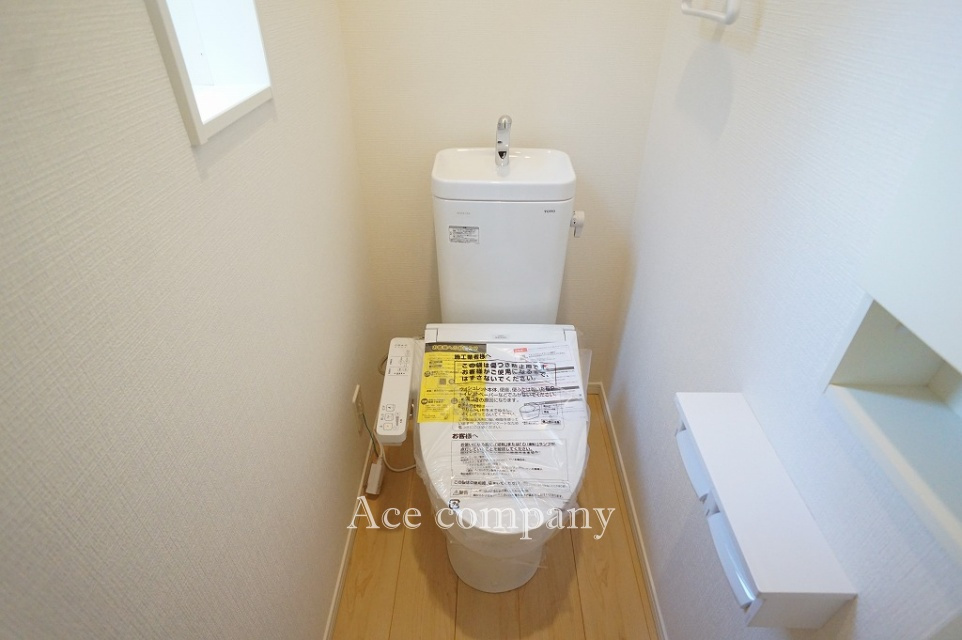 【同社による同仕様の施工例】トイレは1階と2階の各階に完備♪ともに同仕様のシャワートイレです☆