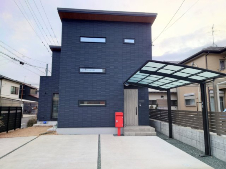 カーポートがあります！　駐輪場としても駐車場としても活躍できそうです！