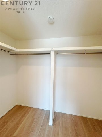 収納力が高く洋服や小物を整理しやすく、更衣室のように使え、部屋がすっきり保てます。収納の配置を自由に調整でき、換気性が良く防湿・防虫対策も可能。快適で機能的な生活空間を実現できます♪