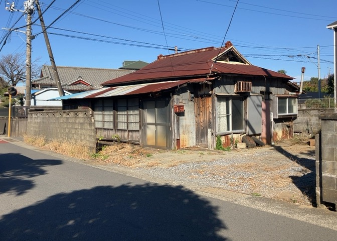 土地の形が極端に長細かったり、狭小地、あるいは道路との高低差がある傾斜地だった場合、後々売ろうとしても買い手がつかない場合もあります。後々、売却することになった時に価値の下がらない土地を選びましょう。
