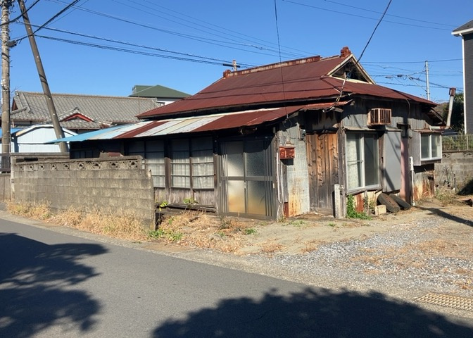 土地の面積＝住宅面積ではありません。建ぺい率の問題などで、土地のある場所によって住宅を建てられる面積は限られています。高さもしかり、「土地」という言葉の中には、建築条件も含まれると考えておきましょう。