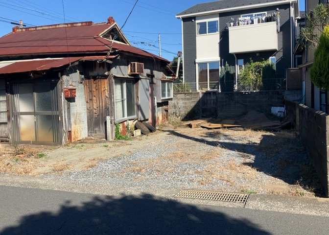 家を建てる場合、方位は要チェックです。現実的に日当たりのよい家ならばリビングは南側、建築基準法でも北側に当たる家への配慮は求められています。土地を見学に行く際は、方位磁針を持って行くようにしましょう。