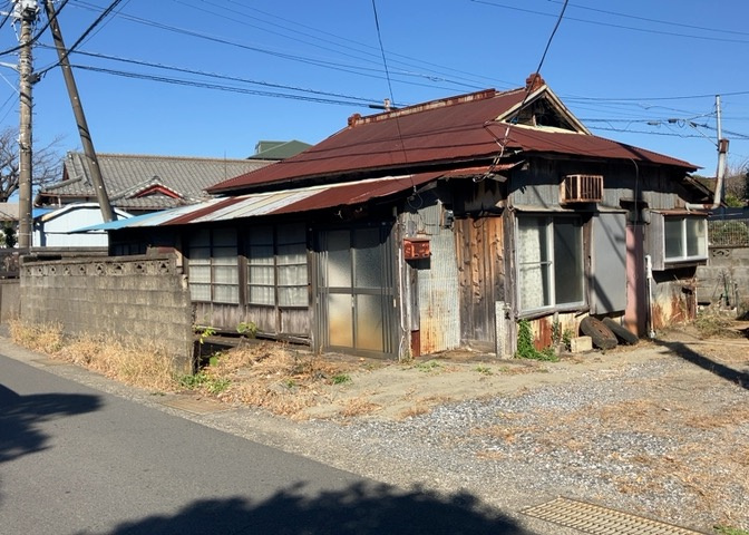 土地を買う際、住む地域の自治体や福祉の補助制度にも注目してみましょう。子供や老人の医療補助やゴミ出しのルールなど、自治体によってルールに大きな違いがあるため、暮らしやすい土地で判断するとよいでしょう。