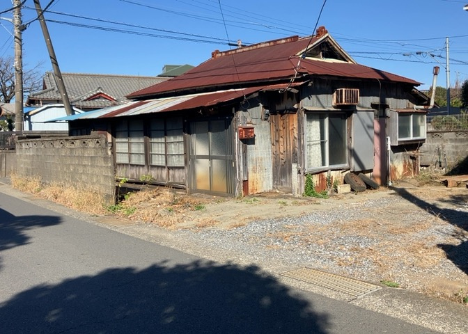 土地の前の道路に消火栓が設置されていることがあります。この場合、道路交通法第45条第1項により、駐車禁止の場所が指定されています。そのため、車庫などの駐車スペースをつくることができない場合があります。