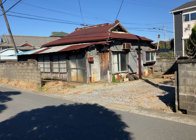 現地に行くなら、物件の周囲の地形がどうなっているかを見ることも大切です。周辺より低くなっている土地では、大雨などで水が集まりやすいため、地盤が弱くなっているということも考えられるため、注意が必要です。