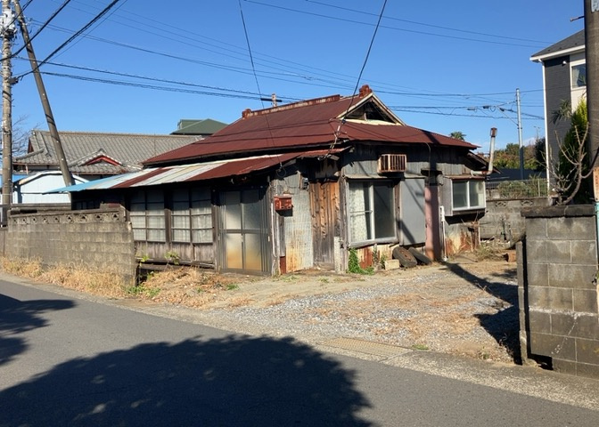 土地購入を検討されている場合、境界杭がない状態で購入してしまうと境界確定測量をする必要があり、費用がかかります。購入の前に、売主、隣土地所有者立ち合いのもと境界を確定し境界杭を設置するのがベストです。