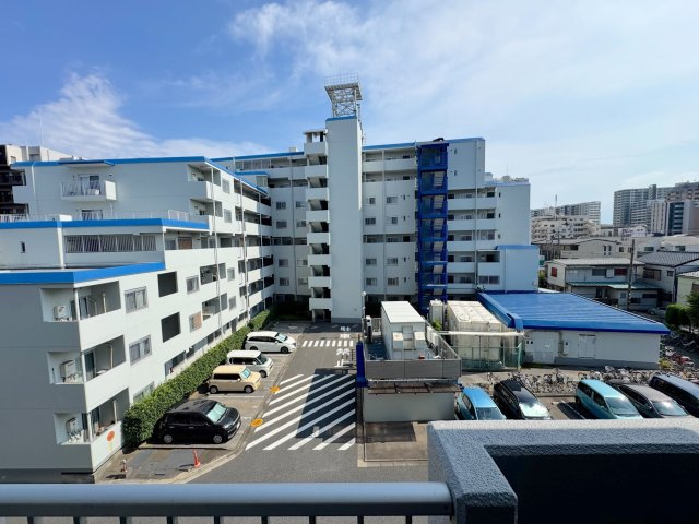 眺望　前面を遮る高い建物がなく、開放感あふれる心地よい眺望が広がります。青空を見渡せる気持ちの良いロケーションで、毎日の生活に安らぎを与えてくれます。