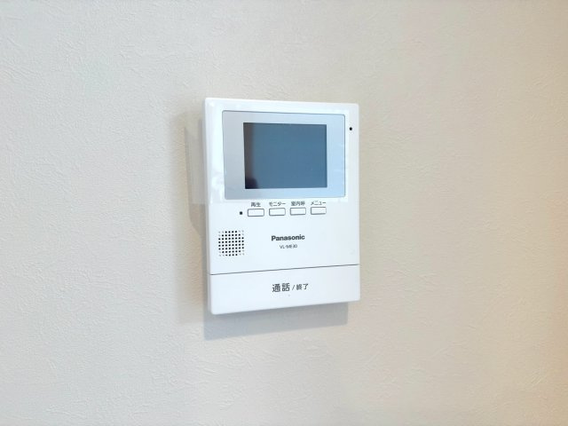 TVモニター付きインターホン　来訪者の顔を室内からしっかり確認できるTVモニター付きインターホンを設置。不在時の録画機能も備わっており、不意の来客時にも落ち着いて対応できる安心の設備です。
