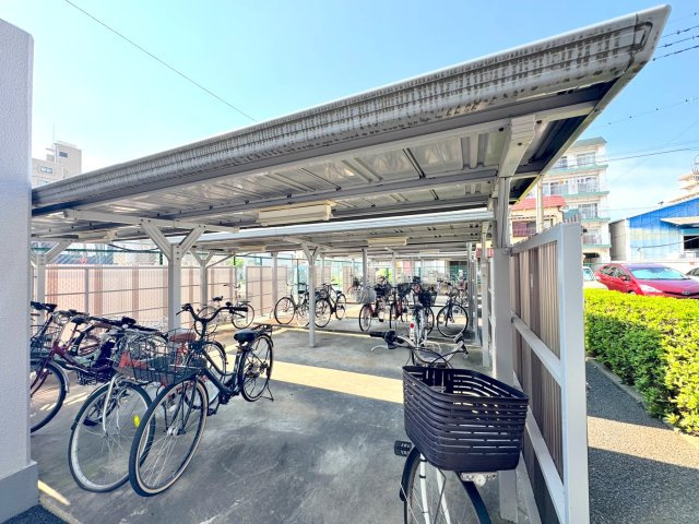 駐輪場　屋根付きの駐輪場を完備しており、大切な自転車を雨風から守ります。駅へのアクセスや近隣施設へのお買い物など、日々の通勤・通学・お出かけのフットワークを軽やかに広げてくれます。