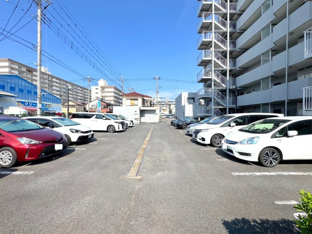 駐車場　敷地内に駐車場を確保（空き要確認）。大切なお車を身近に駐車でき、お買い物後の重い荷物の搬入やお子様連れでのお出かけもスムーズ。快適なカーライフをしっかりサポートします。