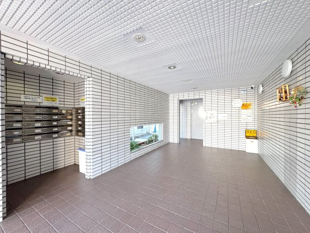 エントランスホール　手入れが行き届き清掃された清潔感あふれるエントランス。住まいの顔として居住者や来訪者を気持ちよく迎えます。管理体制の良さを実感でき、毎日の出入りも快適安心です。