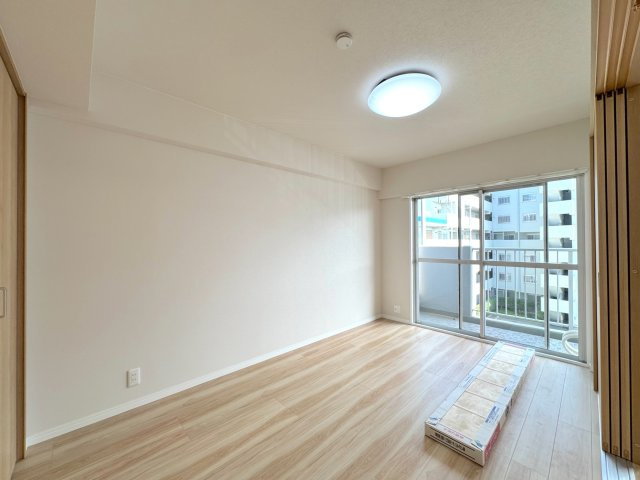 洋室5.9帖　（南東側）　ゆとりのある主寝室。大きなクローゼットを備えており、衣類や荷物もすっきり収納可能です。南向きのバルコニーに面しているため陽当りが良く、朝も心地よい光で爽やかに目覚められます。