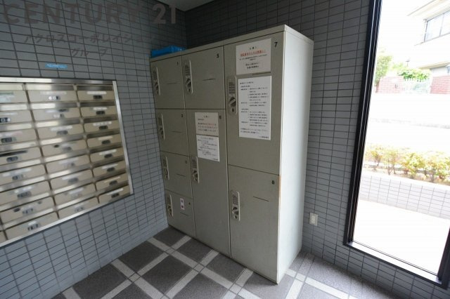 宅配ボックスは荷物の受け取りや配達が便利で安全です。不在時でも荷物が確保され、盗難や損傷のリスクが減少。受け取り時間の柔軟性が向上。外出先からでも荷物の受け取りや預けが可能となります。