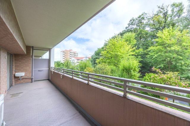 陽光が降り注ぐ南向きのワイドバルコニーです。洗濯物もよく乾き、家族やペットとの日向ぼっこにも最適な心地よい空間です。