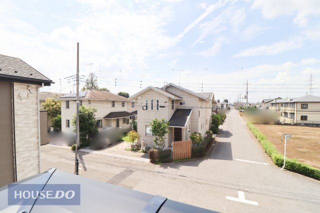 【建物からの眺望】現地完成写真。　バルコニーからの景色。十分な間隔が確保されております。
