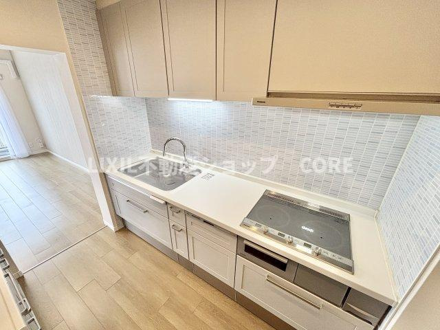 沢山の調理器具や調味料が収納でき、大きな流しもついてます　毎日のお料理が楽しみです。