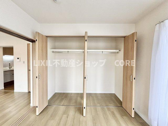 奥行きもあるので、収納ボックスをそのままクローゼットの中へ。部屋にものが出ずスッキリ。