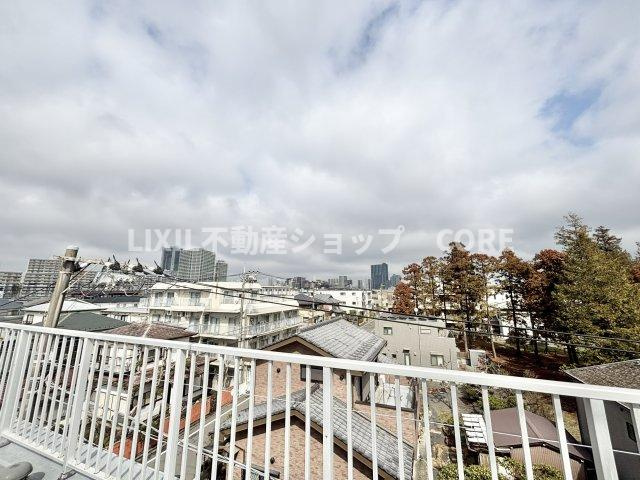 気持ちのいい空が見渡せる広いバルコニー。通風・採光にも優れ、心地よい光と風があふれています。