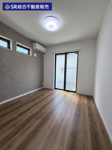 1F5.2帖洋室。全室2面採光のお部屋で気持ちよく過ごせます♪（AIにより家具・小物類を消去しています。）