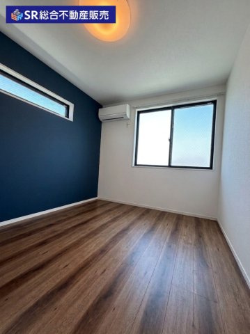 青色のアクセントクロスがお洒落な洋室です。子供部屋や寝室としていかがでしょうか。（AIにより家具・小物類を消去しています。）
