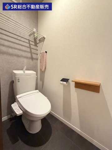 トイレは2か所あるので朝の身支度がスムーズに行えます！（1Fトイレ）（AIにより家具・小物類を消去しています。）