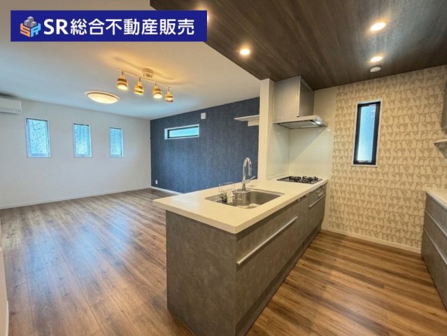 リビングは3面採光で明るく開放感のある空間です！浴室乾燥機もあります！（AIにより家具・小物類を消去しています。）